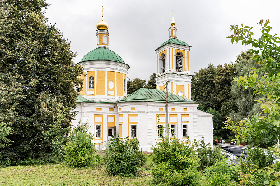 Архиерейское богослужение в Иоанно-Предтеченском храме города Чехова в праздник Рождества Пророка, Предтечи и Крестителя Господня Иоанна